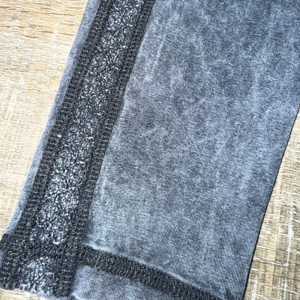 Aerie (XS) Grey Washed Pattern Chill. Play. Move Leggings with Knit Trim Sides - Picture 4 of 5